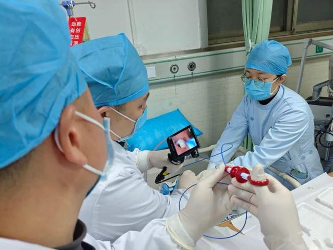 男子酒后昏迷送医时面色瞬间青紫且心脏骤停！医生从他气道中取出数块肉片……